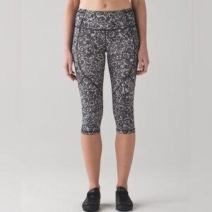 Lululemon Outrun Crop Legging in Cinder Lace Size 4